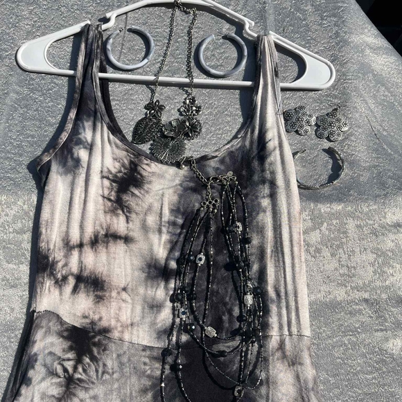 Olivia Rae Black and Gray Tie-Dye Dress (Med) W/ Matching Jewelry Set - Picture 7 of 8